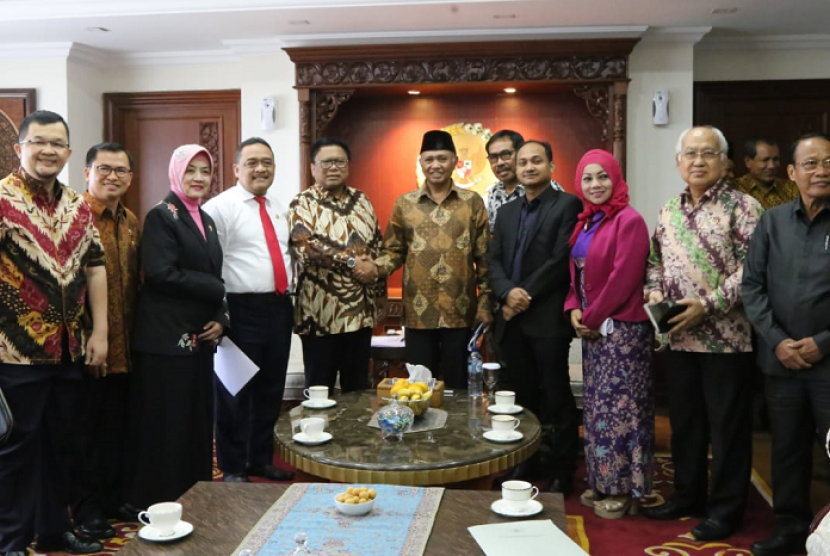 Ketua Dewan Perwakilan Daerah (DPD) RI Oesman Sapta bersama Pimpinan dan Anggota Komite I Dewan Perwakilan Daerah Republik Indonesia (DPD RI) menggelar Rapat Kerja (Raker) dengan Komisi Pemberantasan Korupsi (KPK).