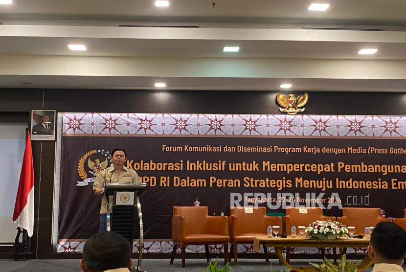 Ketua Dewan Perwakilan Daerah Republik Indonesia (DPD RI)  Periode 2024-2029 Sultan B. Najamudin memberikan sambutan pada Forum Komunikasi dan Diseminasi Program Kerja Dengan Media bersama Koordinatoriat Wartawan Parlemen di Yogyakarta, Jumat (22/11/2024). 