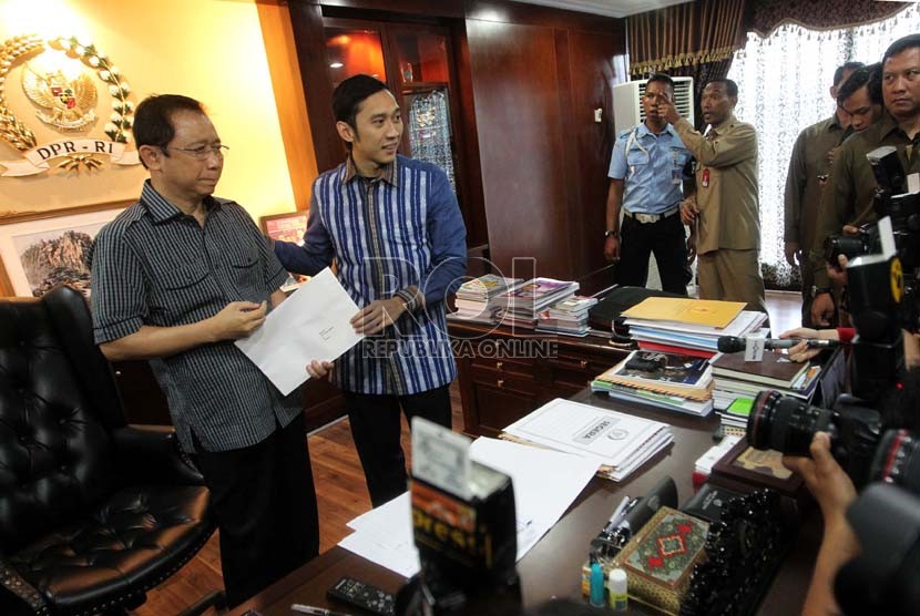   Ketua Dewan Perwakilan Rakyat (DPR) Marzuki Ali (kiri) menerima surat pengunduran diri dari anggota FPD Edhie Baskoro Yudhoyono (kanan) di Kompleks Parlemen Senayan,Jakarta, Kamis (14/2).   (Republika/ Tahta Aidilla)