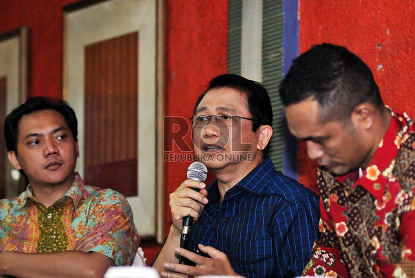 Ketua Dewan Perwakilan Rakyat (DPR) Marzuki Alie (tengah), Direktur Lembaga Pemilih Indonesia (LPI) Boni Hargens (kanan), dan Ketua DPP Bidang Advokasi Partai NasDem Taufik Basari Berdiskusi tentang Mafia Pemilu