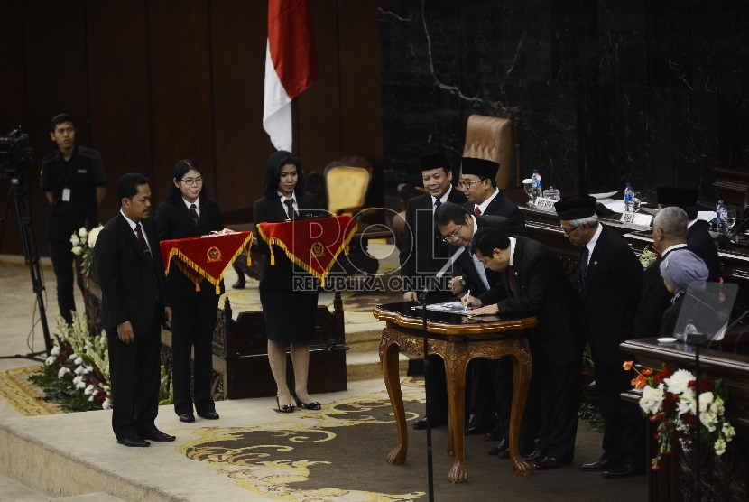 Ketua DPR Setya Novanto memberikan pidato saat sidang Paripurna yang diadakan di Kompleks Parlemen, Jakarta, Jumat (28/8).   (Republika/Raisan Al Farisi)