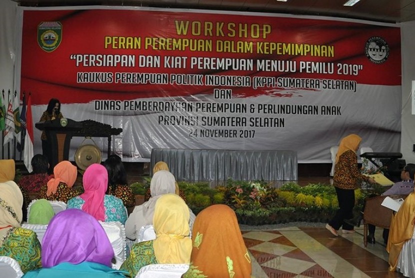 Ketua Dewan Pimpinan Daerah Kaukus Perempuan Politik Indonesia Sumatra Selatan, RA Anita Noeringhati membuka workshop peran perempuan dalam kepemimpinan di Aula DPRD Sumsel