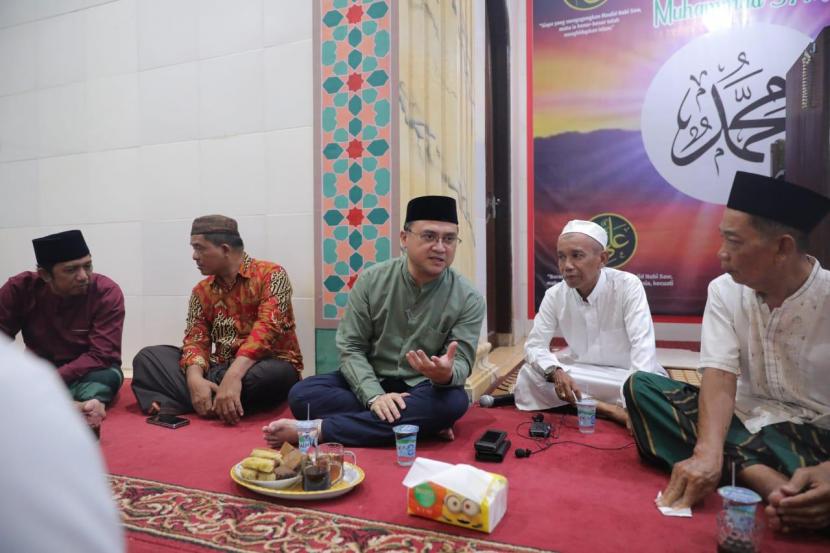 Ketua Dewan Pimpinan Daerah Partai Gerakan Indonesia Raya (DPD Gerindra) Kepulauan Bangka Belitung Erzaldi Rosman, saat berkunjung ke Masjid Al Muttaqin untuk menyerahkan bantuan sapi kurban.