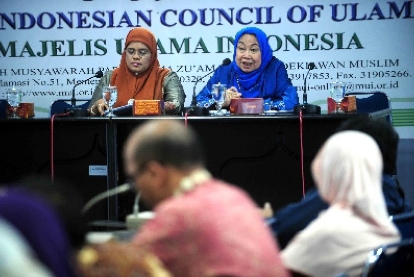 Ketua Dewan Pimpinan Majelis Ulama Indonesia (MUI) bidang Pemberdayaan Perempuan, Tutty Alawiyah (kanan) .