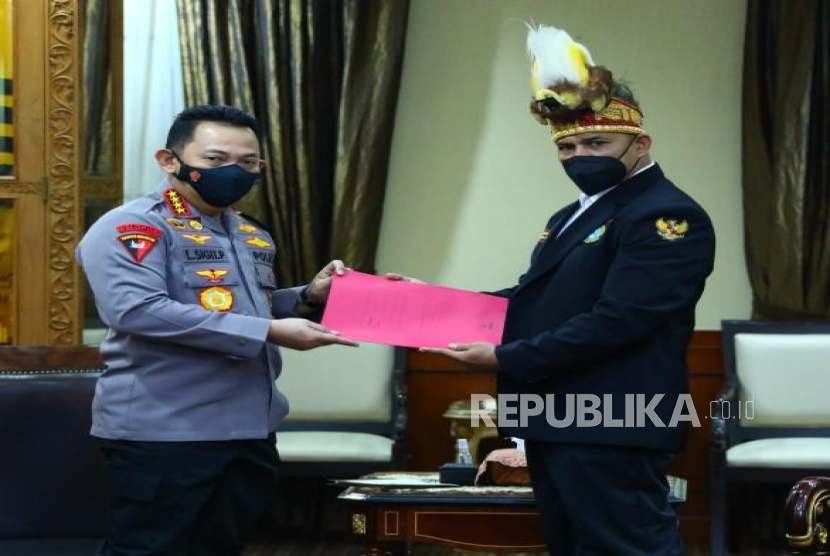 Ketua Dewan Pimpinan Nasional (DPN) Pemuda Adat Papua, Jan Cristian Arebo (kanan) saat bersama Kapolri. 