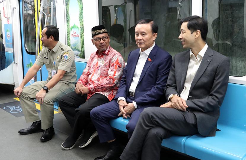 Ketua Dewan Rakyat Hanoi Nguyen Ngoc Tuan didampingi Sekretaris Komisi A DPRD DKI Jakarta Karyatin naik MRT Jakarta, Senin (7/8/2023).