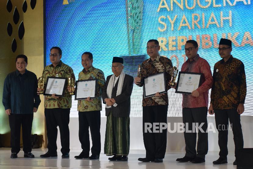 Ketua Dewan Syariah Nasional MUI KH Ma'ruf Amin berfoto bersama usai memberikan anugerah syariah republika di Jakarta, Kamis (8/11)