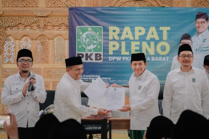 Ketua Dewan Syuro DPW PKB Jabar KH Acep Adang Ruhiyat (kedua dari kanan) bersama jajaran pengurus dan kader PKB se-Jawa Barat.