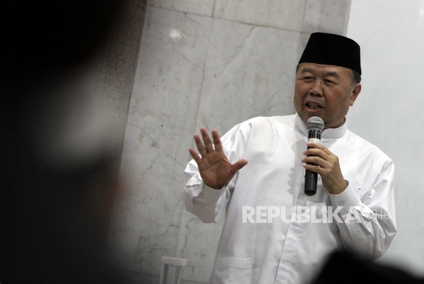  Ketua Dewan Syuro MPJ KH Didin Hafidhudin beraudiensi saat melakukan pertemuan kosolidasi ulama di Masjid Sunda Kelapa, Jakarta, Jumat (13/1).