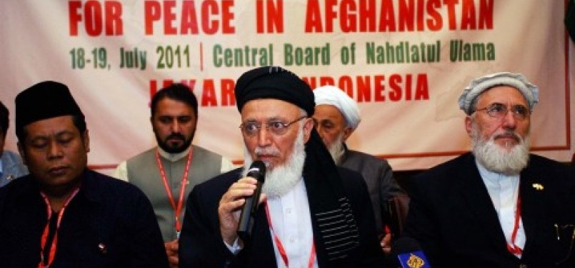 Ketua Dewan Tinggi Perdamaian Afghanistan, Burhanuddin Rabbani (tengah), Sekjen PBNU Marsudi Suud (kiri), dan Penasehat Presiden Afghansitan, Al Haj Waheedullah Sabawon(kanan), menyampaikan keterangan kepada wartawan saat forum Consultation Forum for Peace