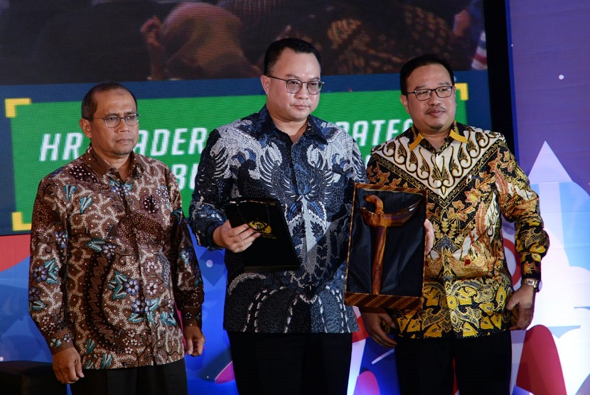 Ketua Dewas BPJAMSOSTEK Guntur Witjaksono, Rektor IPB Arif Satria, dan Anggota Dewas BPJAMSOSTEK Aditya Warman, berdiri di panggung seminar di Kota Bogor pada Selasa (17/12).
