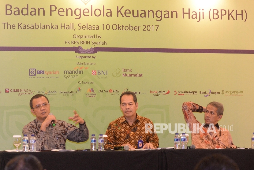  Ketua Dewas BPKH Yuslam Fauzi (kiri), Direktur BRI Syariah Wildan, dan Koordinator Badan Pengelola Keuangan Haji (BPKH) Anggito Abimanyu (kanan) menjadi pembicara saat dialog bersama BPKH, Jakarta, Selasa (10/10).