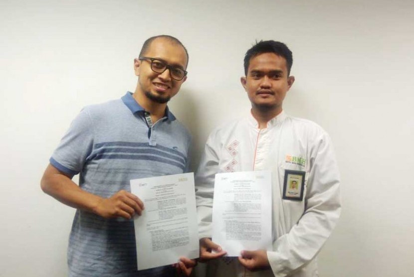 Ketua Divisi CSR & Sosial Partnership MT Telkomsel Ainul Hamam di (kiri) Sekretariat MT Telkomsel.