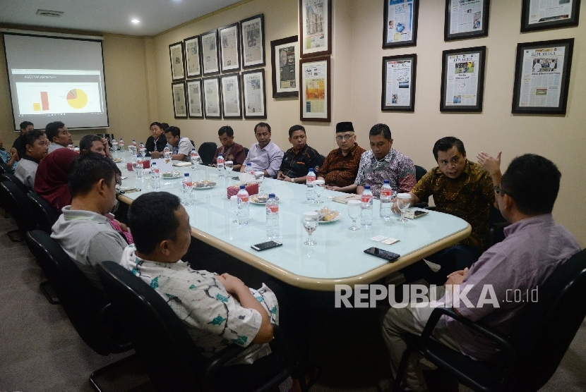 Ketua Divisi Humas Badan Wakaf Indonesia (BWI) Khaerul Huda (kanan) bersama yayasan wakaf mengunjungi kantor Republika, Jakarta, Senin (25/9).