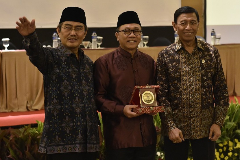 Ketua DKPP Jimly Asshiddiqie (kiri) bersama Ketua MPR Zulkifli Hasan (tengah) dan Menkopolhukam Wiranto (kanan) berbincang disela Forum Penyampaian Laporan Lima Tahun Dewan Kehormatan Penyelenggara Pemilu (DKPP) di Jakarta, Jumat (9/6). 