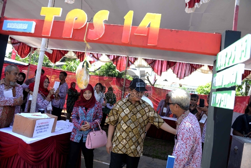  Ketua DKPP Jimly Asshiddiqie meninjau pemilihan walikota Depok di TPS Kampung Pilkada RW 03, Depok, Jawa Barat, Rabu (9/12). 