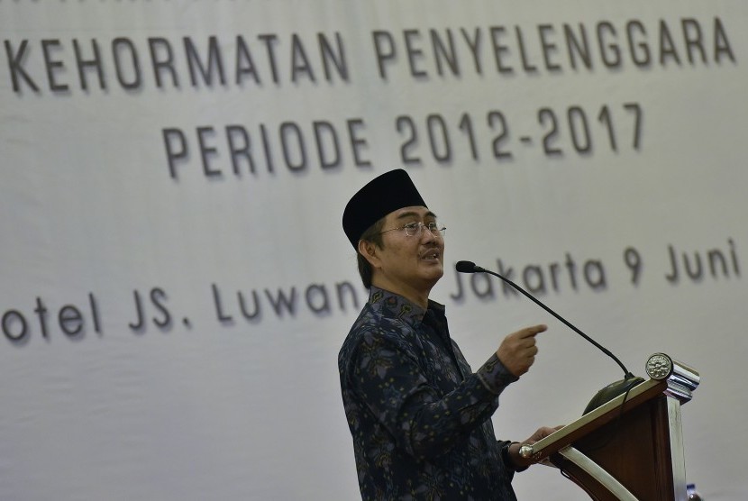 Ketua DKPP Jimly Asshiddiqie menyampaikan pidato dalam Forum Penyampaian Laporan Lima Tahun Dewan Kehormatan Penyelenggara Pemilu (DKPP) di Jakarta, Jumat (9/6). 