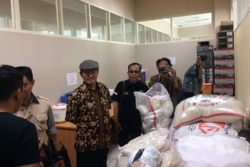 Ketua DKPP, Jimly Asshidiq, saat monitoring barang sitaan sembako di Panwaslu Jakarta Pusat, yang ditemukan di Posko Bara Badja, Petamburan, Tanah Abang, Rabu (19/4) pagi. 