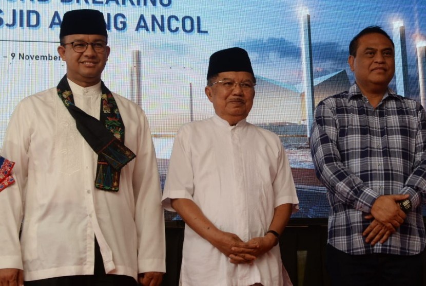 Ketua DMI HM Jusuf Kalla meresmikan peletakan batu pertama pembangunan Masjid Terapung di kawasan wisata Ancol, Sabtu (9/11).