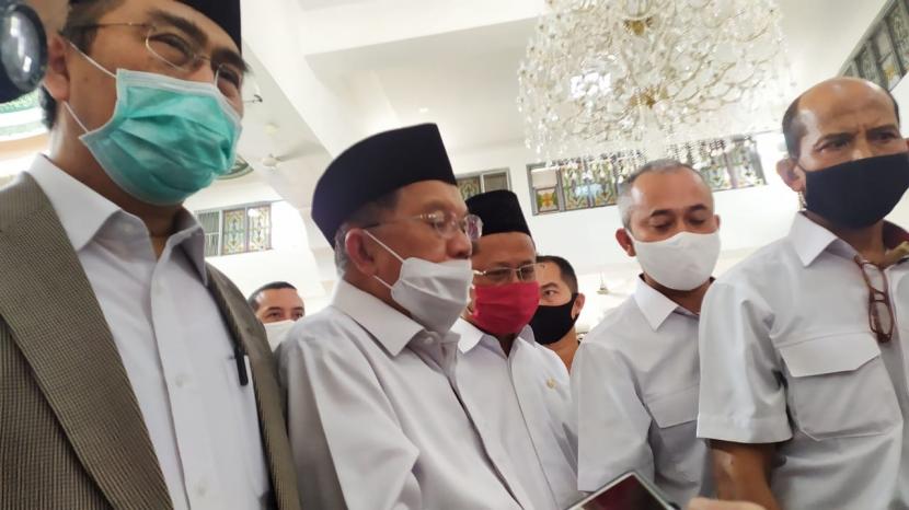 Gerakan Bangkit: Masjid Harus Berperan Sosial dan Ekonomi. Ketua DMI Jusuf Kalla(kanan kopiah hitam), dan Ketua ICMI Jimly Asshiddiqie ketika menghadiri shalat Jumat (5/6) di Masjid Agung Al-Azhar, Jakarta.