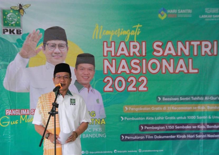Ketua DPC Kabupaten Bandung HM Dadang Supriatna memimpin langsung acara peringatan Hari Santri dalam bentuk aksi sosial di Kabupaten Bandung, belum lama ini. 