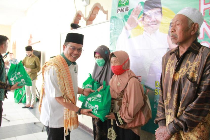 Ketua DPC PKB Kabupaten Bandung HM Dadang Supriatna menyerahkan bantuan sosial kepada warga yang membutuhkan, belum lama ini. 