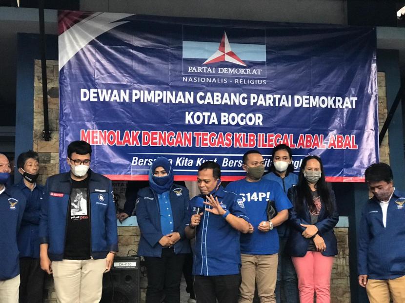  Ketua DPC Partai Demokrat Kota Bogor, Dodi Setiawan berorasi di kantor DPC Kota Bogor, Jawa Barat, Senin (8/3).