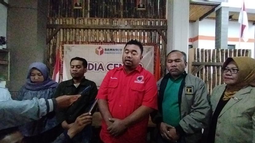 Ketua DPC PDIP Kabupaten Garut Yudha Puja Turnawan (tengah) mendatangi Kantor Bawaslu Kabupaten Garut, Rabu (3/1/2024). 