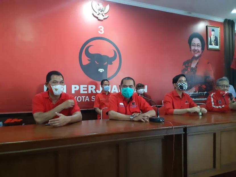 Ketua DPC PDIP Solo, FX Hadi Rudyatmo (kedua dari kiri), bersama Gibran Rakabuming Raka (kedua dari kanan) - Teguh Prakosa (paling kiri).