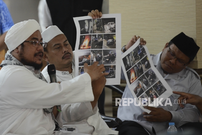 Ketua DPD FPI Jakarta Habib Muchsin Bin Zaid Al Athos (kiri) menunjukan foto pasca kejadian saat menggelar konferensi pers di Masjid Al Ittihaat, Jakarta, Ahad (16/4). 