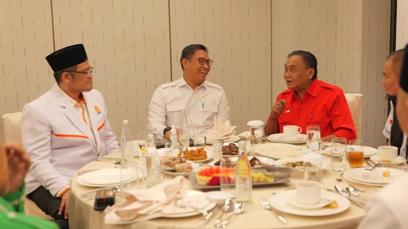 Ketua DPD Gerindra Jateng Sudaryono berbincang akrab dengan Ketua DPD PDIP Jateng Bambang Pacul di Semarang.