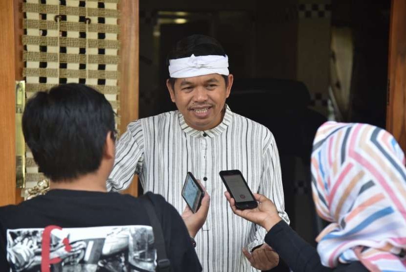 Anggota DPR RI Dedi Mulyadi menyatakan, siap menjadi orangtua asuh bagi para santriwati korban pencabulan.