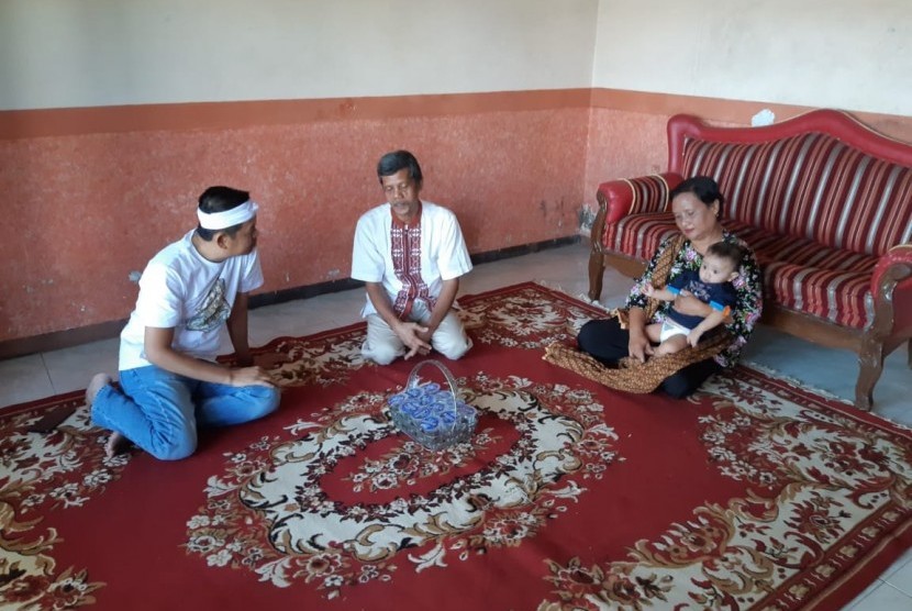 Ketua DPD Golkar Jabar, Dedi Mulyadi (kiri),saat mengunjungi orang tua korban perdagangan manusia asal Kabupaten Purwakarta, Jumat (27/7).