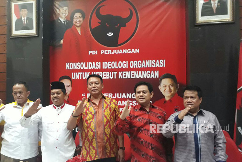 Ketua DPD Golkar Jabar, Dedi Mulyadi menggelar pertemuan dengan Ketua DPD PDIP Jabar, TB Hasanudin di Kantor PDIP Jabar Jalan Pelajar Pejuang Kota Bandung untuk mengukuhkan Perjanjian Koalisi terkait Pilgub Jabar dan Pilkada di 16 Kabupaten/Kota, Jumat (13/10). 