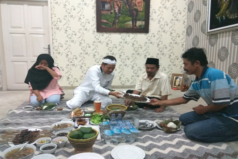  Ketua DPD Golkar Jabar Dedi Mulyadi, menjamu makan malam tukang cobek Tajudin, warga Desa Jayamekar, Kecamatan Padalarang, Kabupaten Bandung Barat, Senin (23/1). 