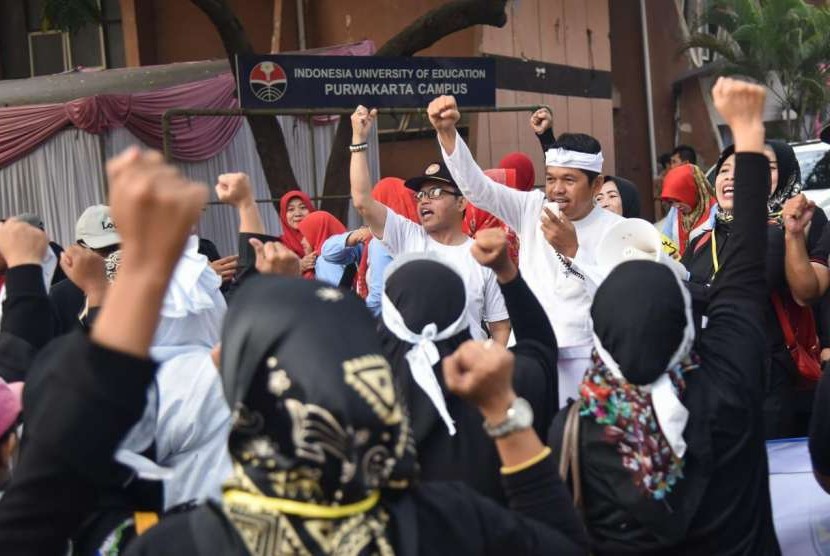 Ketua DPD Golkar Jabar Dedi Mulyadi menyatakan diri siap memimpin demo tenaga honorer di Jakarta. Demo tersebut, berisi tuntutan agar tenaga honorer diangkat menjadi Pegawai Negeri Sipil (PNS) tanpa tes. 