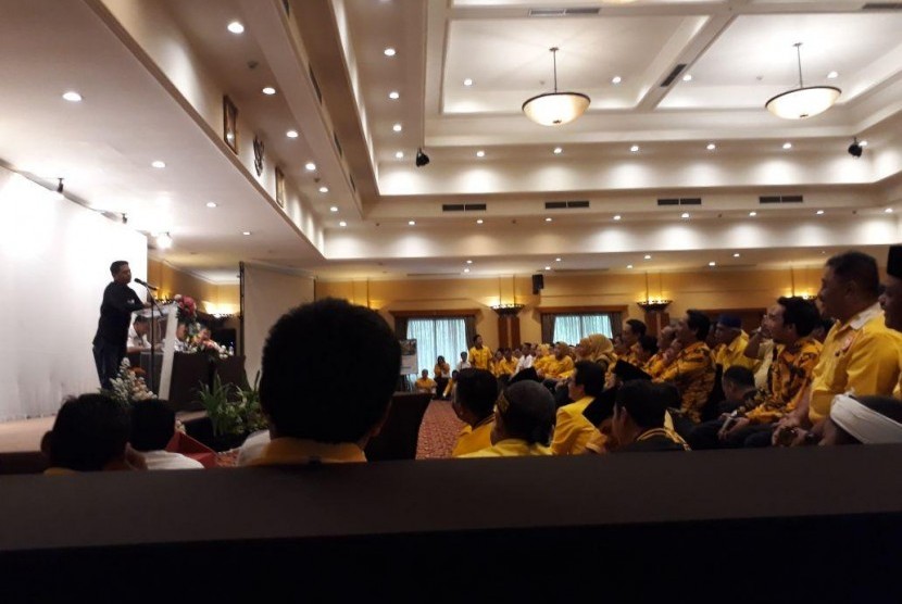 Ketua DPD Golkar Jabar Dedi Mulyadi saat memberikan pembekalan pada Calon Anggota Legislatif Partai Golkar Jawa Barat, di  Purwakarta, Rabu (21/2). Foto: Ita Nina Winarsih/Republika