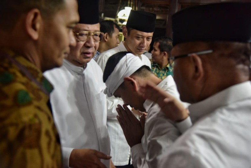 Ketua DPD Golkar Jawa BaratDedi Mulyadi menghadiri acara tahlilan atas wafatnya mantan Ibu Negara Ani Yudhoyono yang merupakan istri Presiden ke-6 RI Susilo Bambang Yudhyono di Kediaman SBY di Puri Cikeas, Bogor, Senin (3/6) malam.