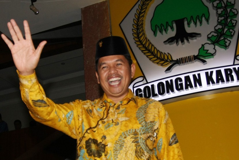 Ketua DPD I Golkar Jawa Barat Dedi Mulyadi melambaikan tangan kepada para wartawan usai rapat DPD Golkar Provinsi, di Kantor DPP Partai Golkar, Jakarta, Senin (20/11).