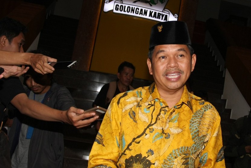 Ketua DPD I Golkar Jawa Barat Dedi Mulyadi melambaikan tangan kepada para wartawan usai rapat DPD Golkar Provinsi, di Kantor DPP Partai Golkar, Jakarta, Senin (20/11). 
