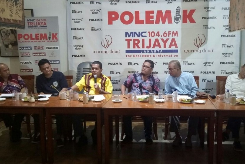 Ketua DPD I Partai Golkar Nusa Tenggara Timur (NTT), Melki Laka Lena (baju kuning)