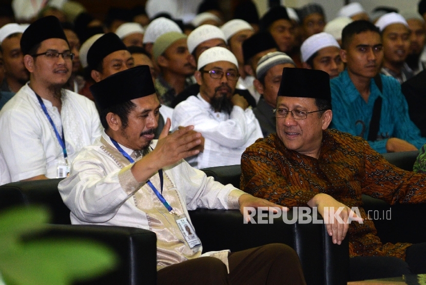 Ketua DPD Irman Gusman (kanan), berbincang dengan Ketua Umum Wahdah Islamiyah Muhammad Zaitun Rasmin dalam acara Muktamar III Wahdah Islamiyah di Asrama Haji Pondok Gede, Jakarta, Ahad (17/7)