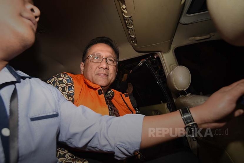 Ketua DPD Irman Gusman memasuki mobil tahanan KPK menuju rumah tahanan seusai diperiksa penyidik terkait kasus dugaan suap kuota impor gula, Jakarta, Sabtu (17/9)