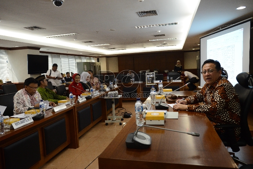  Ketua DPD Irman Gusman memimpin sidang pemilihan ketua Komite III di Kompleks Parlemen, Senayan, Jakarta, Selasa (18/8).