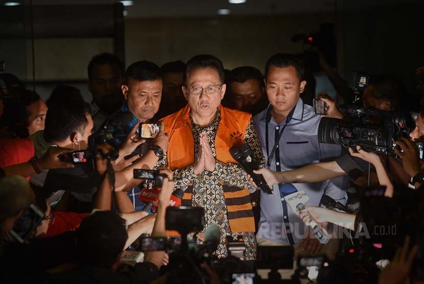 Ketua DPD Irman Gusman menjawab pertnyaan wartawan setelah keluar dari gedung KPK dengan mengenakan rompi tahanan KPK seusai diperiksa penyidik terkait kasus dugaan suap kuota impor gula, Jakarta, Sabtu (17/9)