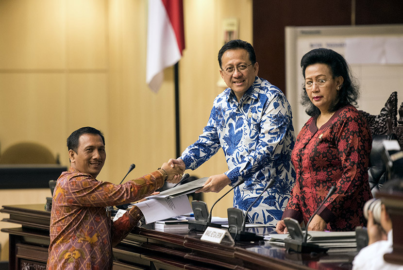  Ketua DPD Irman Gusman (tengah) didampingi Wakil Ketua DPD GKR Hemas (kanan) menerima berkas laporan dari Ketua Panitia Perancang Undang-Undang (PPUU) DPD Gede Pasek Suardika (kiri), Jakarta, Kamis (9/7). (Antara/M Agung Rajasa)