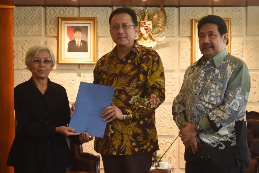 Ketua DPD Irman Gusman (tengah) menerima catatan pelanggaran HAM di Indonesia dari aktifis HAM Sumarsih (kiri) dan Hendardi (kanan) usai pertemuan di Kompleks Parlemen Senayan, Jakarta, Kamis (11/2).