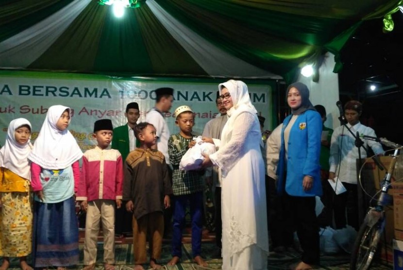 Ketua DPD KNPI Jawa Barat, Siti Aisyah memberikan santunan kepada ratusan anak yatim piatu di Subang, Selasa (20/6).