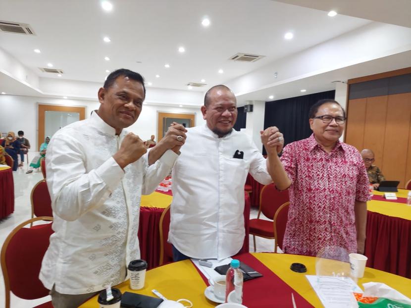  Ketua DPD, La Nyalla Mattalitti; Jenderal (Purn) Gatot Nurmantyo; Rizal Ramli berfoto bersama usai kegiatan dialog kebangsaan, Kamis (7/5).