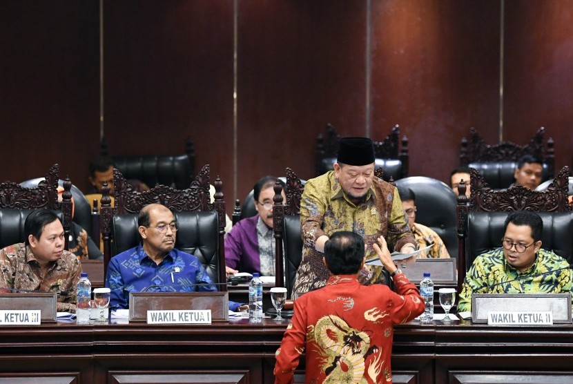 Ketua DPD La Nyalla Mattalitti (kedua kanan) disaksikan Wakil Ketua Sultan Bachtiar Najamuddin (kiri), Nono Sampono (kedua kiri) dan Mahyudin (kanan) menerima laporan dari Senator Fadel Muhammad (tengah) saat Sidang Paripurna DPD di Kompleks Parlemen, Senayan, Jakarta, Rabu (2/10/2019). Sidang paripurna tersebut beragendakan pemilihan bakal calon pimpinan MPR dari unsur DPD yang dihadiri 107 senator. 